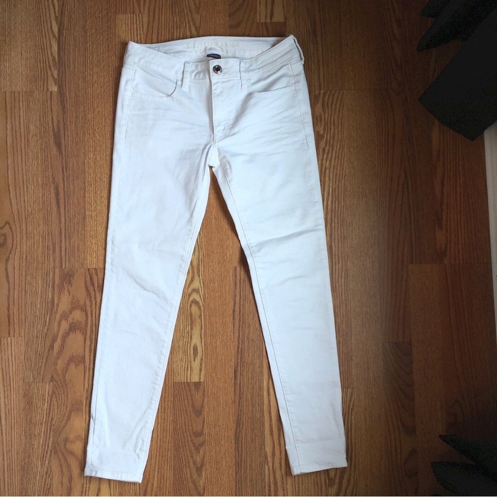 AEO Super Stretch White Pants. Straight Leg.